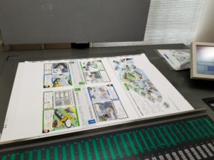 印刷立ち合いにて　色味をチェック | デザイズミ