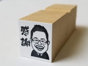 営業用の名刺に使える 似顔絵スタンプ（ハンコ）。印字面の大きさは約 2 × 2 cm | デザイズミ