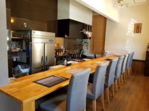 和泉市唐国町の美食屋辻商店　店内カウンター席　