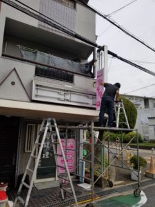 既存看板の撤去作業