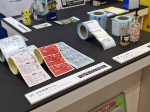 展示会ブース装飾-説明キャプション｜CL:谷口シール印刷株式会社様｜デザイズミ