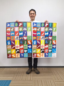 両面に印刷されたMOJIMAP(R)ポスター.。縁が黒い面は各県の名称が記載されている。