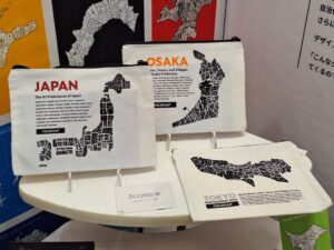 商品化事例｜MOJIMAPデザインのポーチ｜３COINS様